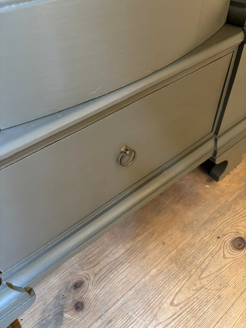 Vintage Zweitüriger Kleiderschrank von 1857 in Raw Umber mit grün-braunen Holzoberflächen, von Weingärtners Genusshandwerk
