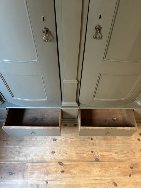 Vintage Zweitüriger Kleiderschrank von 1857 in Raw Umber, grün-braun, aus Holz, mit antikem Design, von Weingärtners Genusshandwerk
