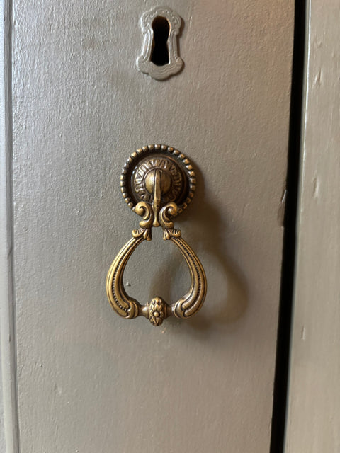 Vintage Zweitüriger Kleiderschrank von 1857 in Raw Umber, grün-braun, aus Holz mit antiker, detailreicher Oberfläche.