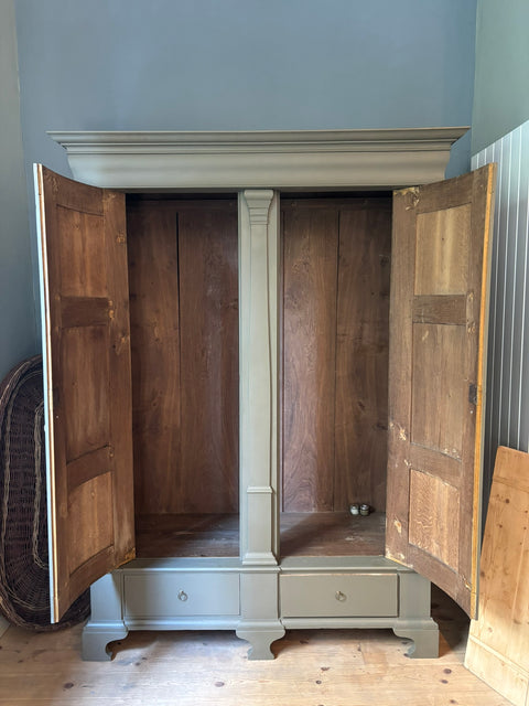 Vintage Zweitüriger Kleiderschrank von 1857 in Raw Umber mit grün-braunen Oberflächen, hergestellt von Weingärtners Genusshandwerk