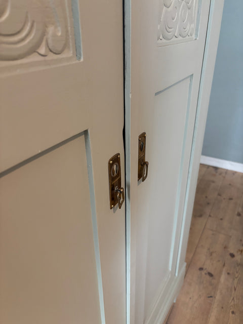 Zweitürige antike Vitrine in Kreidefarbe Gooseberry, grünes Grau, mit Holzstruktur und klassischen Design, von Weingärtners Genusshandwerk