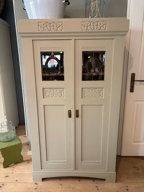 Zweitürige antike Vitrine in Kreidefarbe Gooseberry mit grün-grauen Finish, aus Holz, stilvoll und vintage.