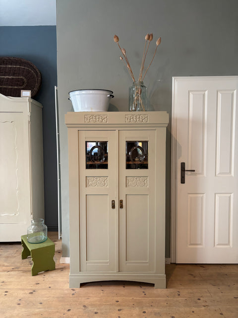 Zweitürige antike Vitrine in Kreidefarbe Gooseberry, grün-grau, mit klassischen Holzdetails, von Weingärtners Genusshandwerk