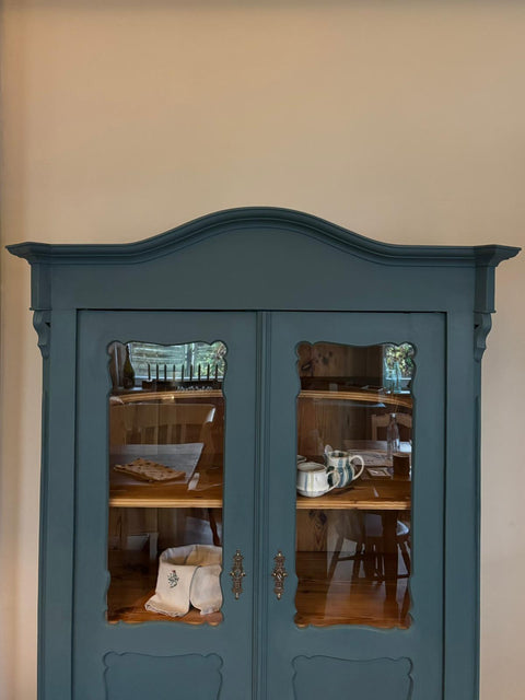 Zweitürige antike Weichholzkastenschrank in blauer Kreidefarbe Baronesse, mit eleganten Details, von Weingärtners Genusshandwerk