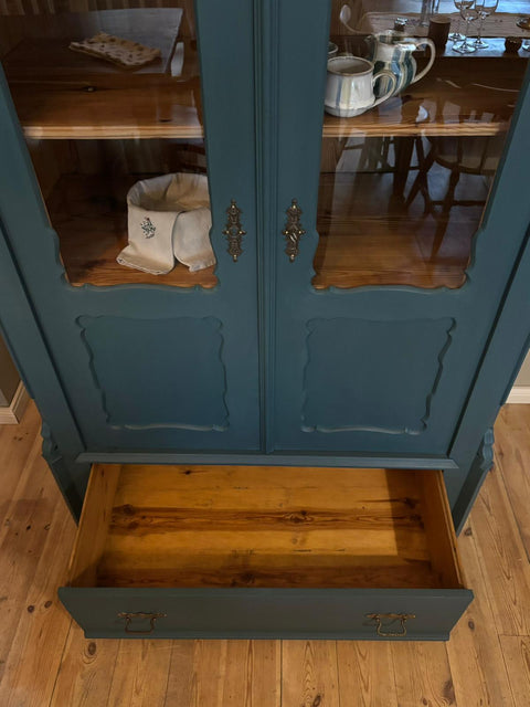 Zweitürige antike Weichholzvitrine in Kreidefarbe Baronesse blau, mit Holzgriff und sichtbarer Maserung, stilvoll und vintage.