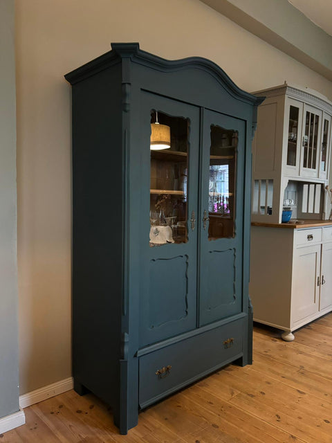 Zweitürige antike Weichholz Vitrine in Kreidefarbe Baronesse, blau, mit eleganten Details und sichtbaren Holzmaserungen