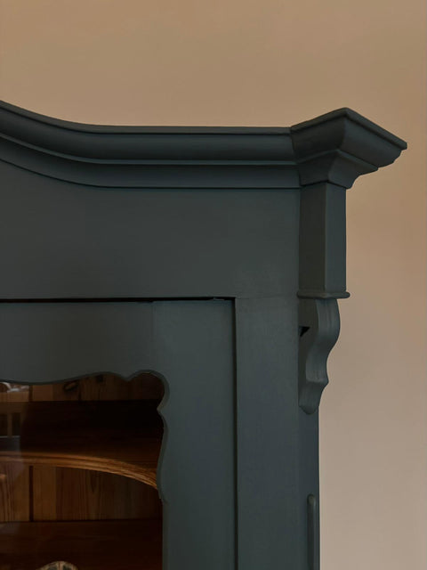 Zweitürige antike Weichholz Vitrine in Kreidefarbe Baronesse, blau, mit klassischen Holzdetails, Möbelstück im Vintage-Stil.