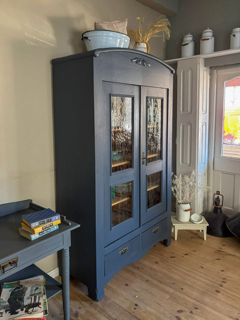 Zweitürige antike Weichholzvitrine in Kreidefarbe Smoke mit graublauer Oberfläche, stilvolle Möbelstück im Vintage-Design