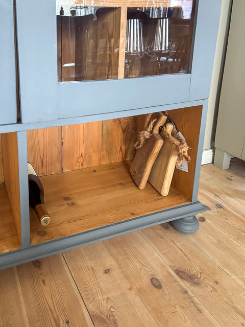 Zweitürige Weichholz Vitrine in Kreidefarbe Comfort Grey, graublau, mit Glasfronten und Holzregalen, von Weingärtners Genusshandwerk