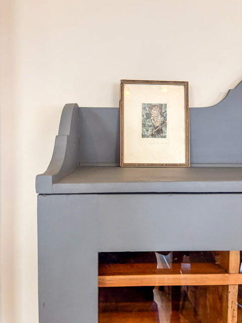 Zweitürige Weichholzmöbel Vitrine in Kreidefarbe Comfort Grey mit graublauer Oberfläche, stilvolle Aufbewahrung von Weingärtners Genusshandwerk