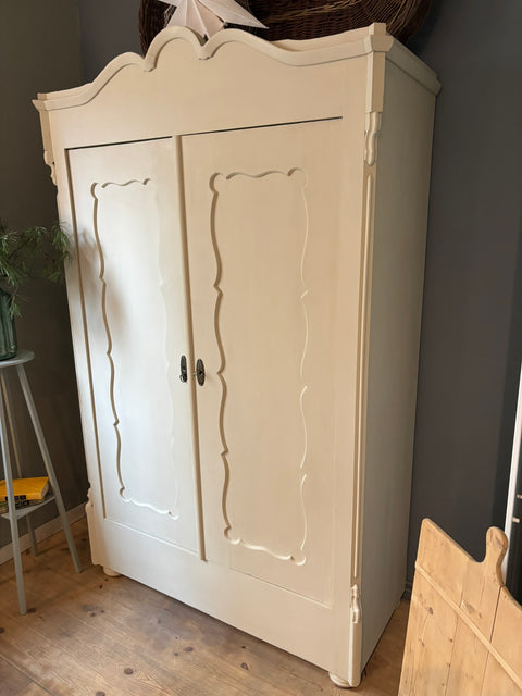 Zweitüriger antiker Vintage Kleiderschrank in Beige mit Muschelschmuck von Weingärtners Genusshandwerk, detailreiche Holzverarbeitung
