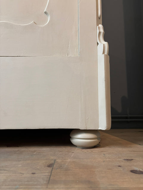 Zweitüriger antiker Vintage Kleiderschrank in Beige von Weingärtners Genusshandwerk, mit kunstvollen Muschelmustern.