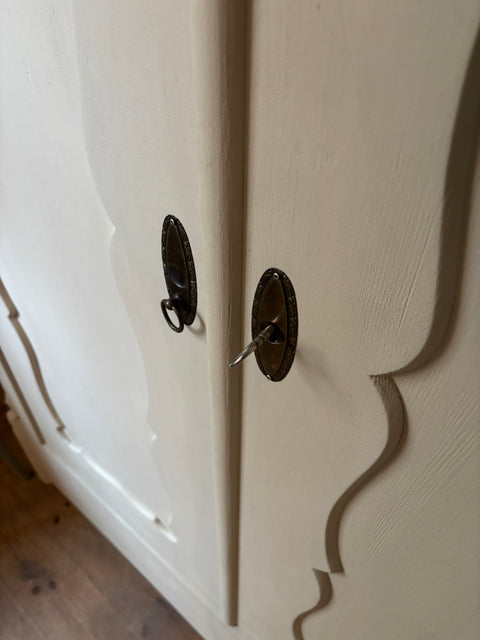 Zweitüriger antiker Vintage Kleiderschrank in Beige von Muschelsucher, mit geschnitzten Details und nostalgischem Design.