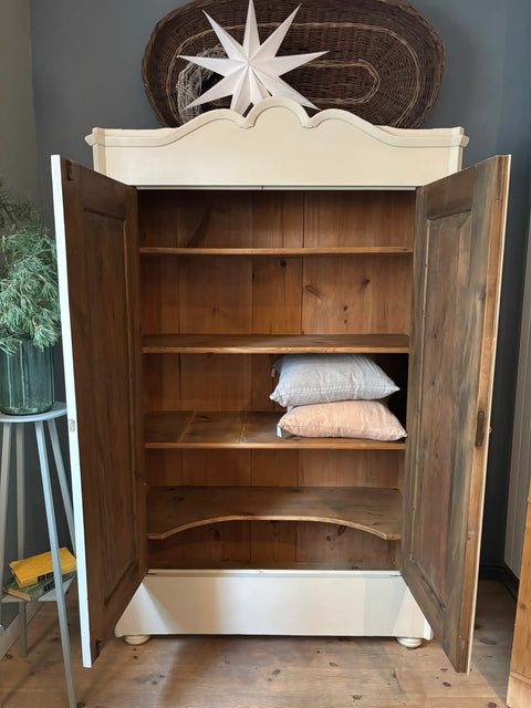 Zweitüriger antiker Vintage Kleiderschrank in Beige mit Muschelsucher-Design, von Weingärtners Genusshandwerk, detailreiche Holzoptik