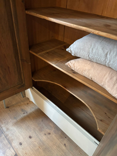 Zweitüriger antiker Vintage Kleiderschrank von Weingärtners Genusshandwerk, beige mit Muschelverzierungen, elegante Holzstruktur
