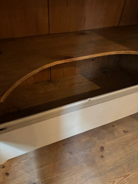 Zweitüriger antiker Vintage Kleiderschrank in Beige mit Muschelsucher-Design, von Weingärtners Genusshandwerk, detailreiche Holzarbeit