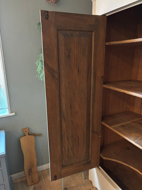 Zweitüriger antiker Vintage Kleiderschrank von Weingärtners Genusshandwerk in Beige mit Muschelsucher-Design, detailreiche Holzmaserung