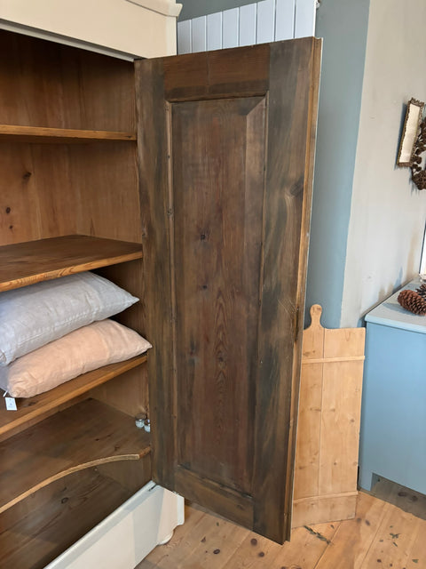 Zweitüriger antiker Vintage Kleiderschrank von Weingärtners Genusshandwerk, beige mit Muschelmuster, kunstvoller Holzschrank