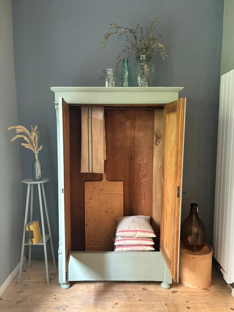 Zweitüriger dänischer Vintage Kleiderschrank von Weingärtners Genusshandwerk in grün-grau, mit antikem Holzdesign und klassischen Details