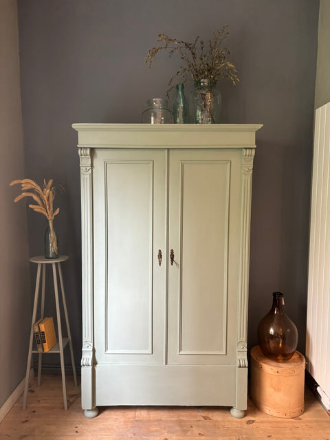 Zweitüriger dänischer Vintage Kleiderschrank in grün-grau mit eleganten Holzdetails, von Weingärtners Genusshandwerk.