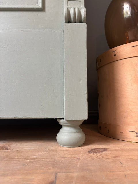 Zweitüriger dänischer Vintage Kleiderschrank in Grün-Grau, Weingärtners Genusshandwerk, mit Holzstruktur und antikem Design