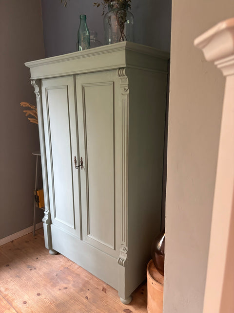 Zweitüriger dänischer Vintage Kleiderschrank von Weingärtners Genusshandwerk, grün-graues Holz mit antikem Charme