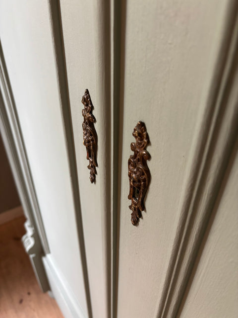 Zweitüriger dänischer Vintage Kleiderschrank von Weingärtners Genusshandwerk in grün-grauen Holzoptik, mit antikem Design.