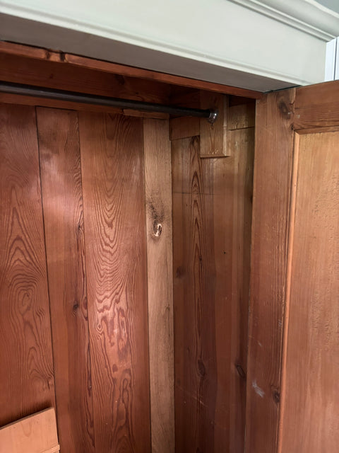 Zweitüriger dänischer Vintage Kleiderschrank in grün-grau, Weingärtners Genusshandwerk, mit Holzgriff und klassischen Details
