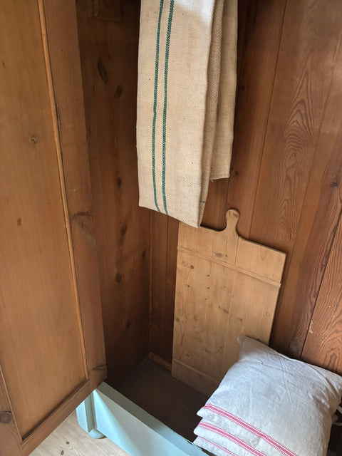 Zweitüriger dänischer Vintage Kleiderschrank von Weingärtners Genusshandwerk, grün-grau, mit antiker Holzstruktur und klassischen Details