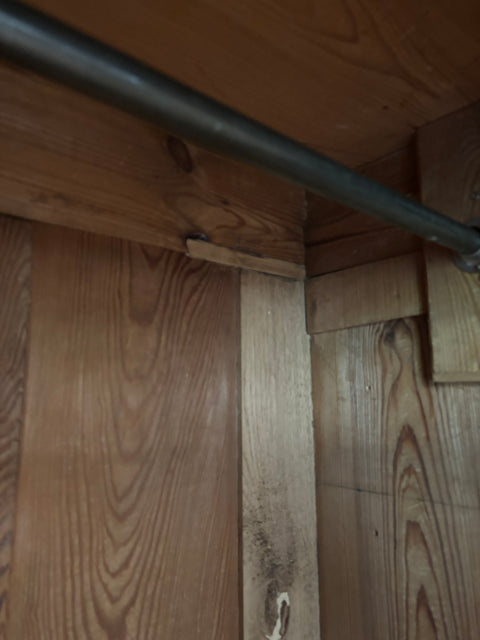 Zweitüriger dänischer Vintage Kleiderschrank in grün-grau mit Holzoberfläche, von Weingärtners Genusshandwerk, detailreiche Holzarbeit