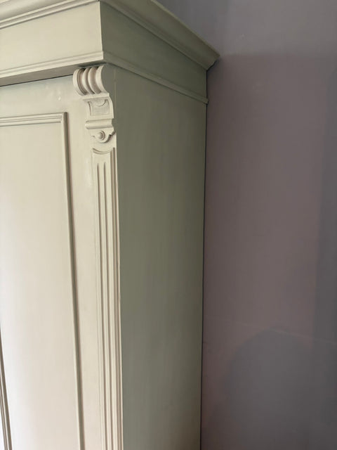 Zweitüriger dänischer Vintage Kleiderschrank in Grün-Grau, Weingärtners Genusshandwerk, mit sichtbaren Holzmaserungen und antikem Design.