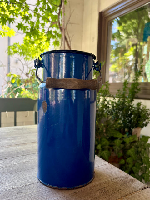 Alte Emaille Milchkanne dunkelblau mit Deckel - Weingärtners Genusshandwerk