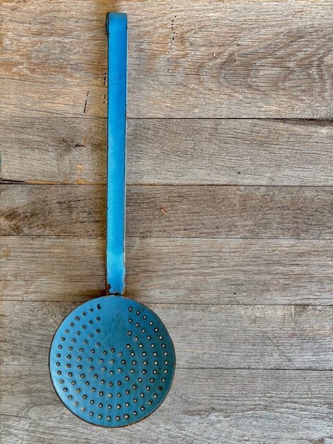 Alte Emaille Schöpfkelle mit Sieb hellblau - Weingärtners Genusshandwerk
