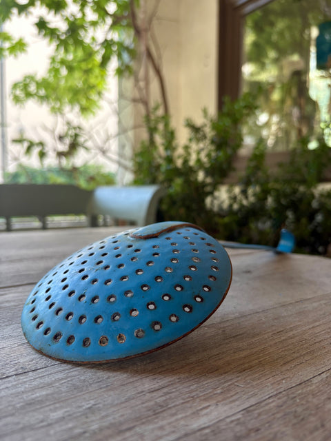 Alte Emaille Schöpfkelle mit Sieb hellblau - Weingärtners Genusshandwerk