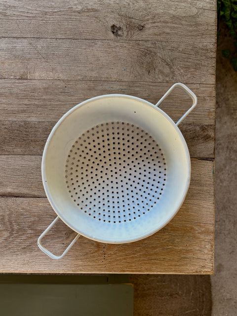 Altes Emaille Sieb mit Griffen weiß - Weingärtners Genusshandwerk