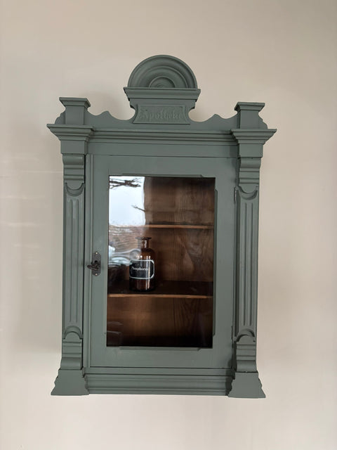 Antiker Apotheker Hängeschrank aus Weichholz in Camouflage mit grüner Kreidefarbe, Dekoartikel von Weingärtners Genusshandwerk
