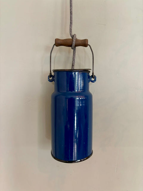 Hängeleuchte aus Emaille-Milchkanne – Dunkelblau, Upcycling-Design - Weingärtners Genusshandwerk