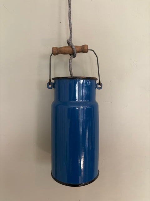 Hängeleuchte aus Emaille-Milchkanne – Dunkelblau, Upcycling-Design - Weingärtners Genusshandwerk