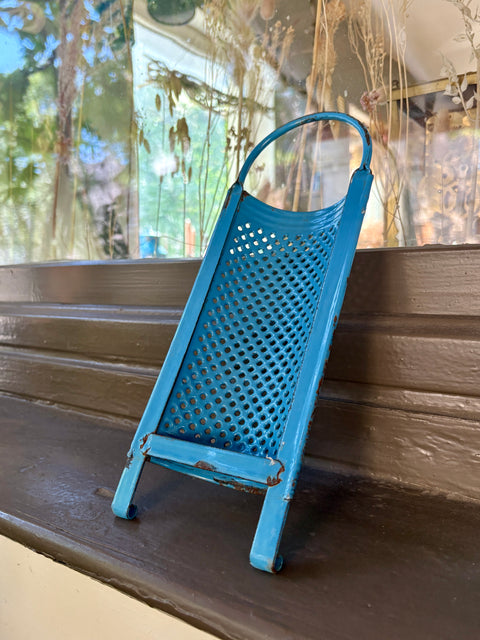 Vintage Emaille Reibe hellblau - Weingärtners Genusshandwerk