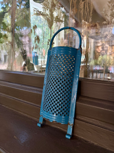 Vintage Emaille Reibe hellblau - Weingärtners Genusshandwerk