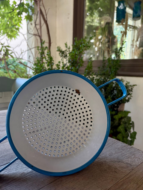 Vintage Emaille Sieb mit Griffen hellblau - Weingärtners Genusshandwerk