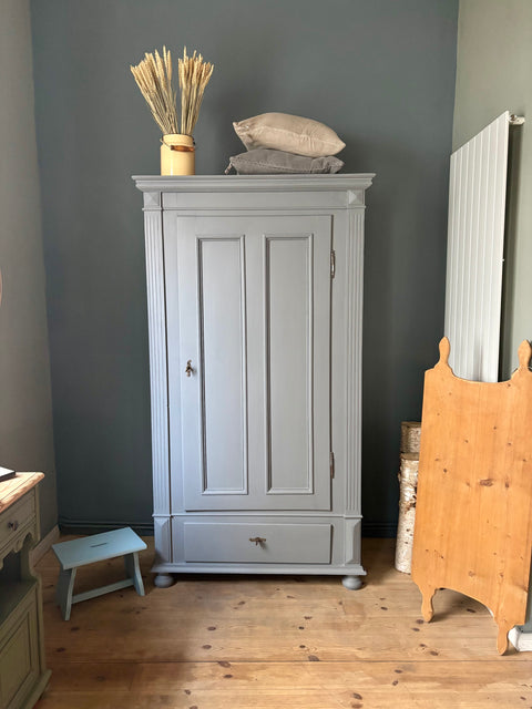 Hampton Grey Kreidefarbe von Painting The Past, gestrichene Wand mit grauer, matte Oberfläche, detailreiche Textur sichtbar