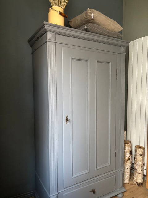 Grauer Kleiderschrank Hampton von Weingärtners Genusshandwerk, stilvoller Stauraum mit modernen Design.