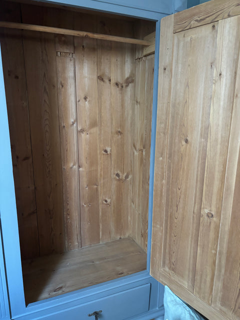 Grauer Kleiderschrank Hampton von Weingärtners Genusshandwerk mit zwei Türen und Stauraum, modernes Design, sichtbare Griffe und Scharniere