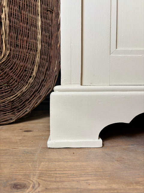 Zweitüriger Kleiderschrank Humus von Weingärtners Genusshandwerk, beige Holzschrank mit zwei Türen, modernes Design
