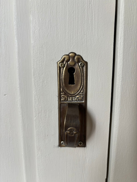 Beiger zweitüriger Kleiderschrank von Weingärtners Genusshandwerk mit Holzstruktur und eleganten Griffen.
