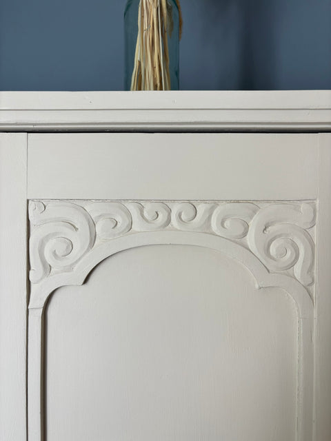 Beiger zweitüriger Kleiderschrank von Weingärtners Genusshandwerk, mit stilvollem Holzdesign und praktischem Stauraum.