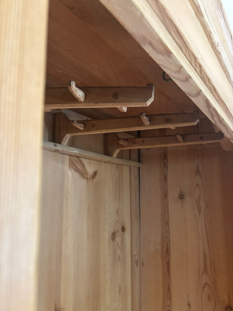 Antiker dänischer Kleiderschrank aus Weichholz, naturbelassen oder in Kreidefarbe, mit feinen Holzdetails, von Weingärtners Genusshandwerk