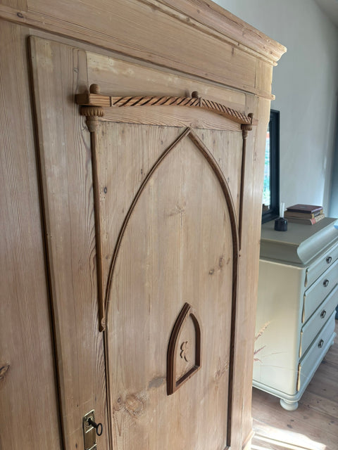 Antiker dänischer Kleiderschrank aus Weichholz, naturbelassen oder in Kreidefarbe, mit kunstvollen Details, von Weingärtners Genusshandwerk