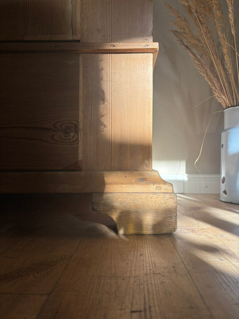 Antiker dänischer Kleiderschrank aus Weichholz, naturbelassen oder in Kreidefarbe gestrichen, von Weingärtners Genusshandwerk